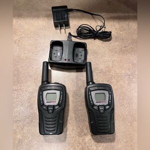 NO BATTERIES - 2 Cobra Microtalk Walkie Talkies Model CXT395 Base Charger Tested